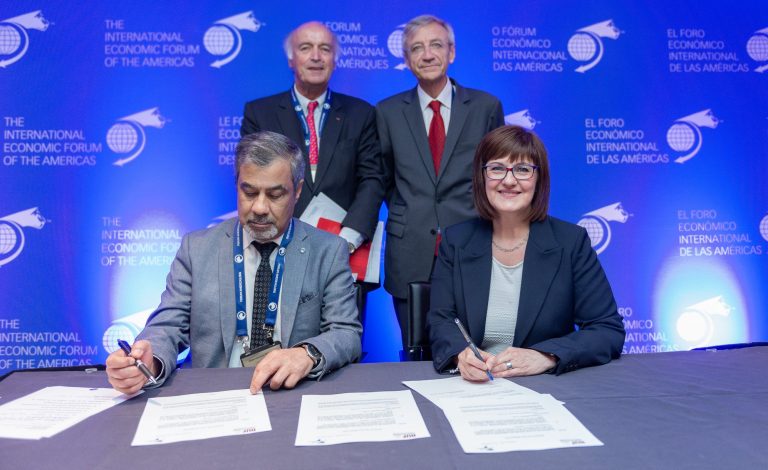 Présents sur la photo de gauche à droite :  au premier plan, Abderrahmane Rida, vice-recteur de l'AUF et directeur régional Amériques, et Johanne Whittom, présidente-directrice générale du Centre, au second plan, Jean-Paul de Gaudemar, recteur de l'AUF et Clément Duhaime, président du conseil d’administration du Centre. (crédit photo : Audrey Boivin et Mathieu Guerin).