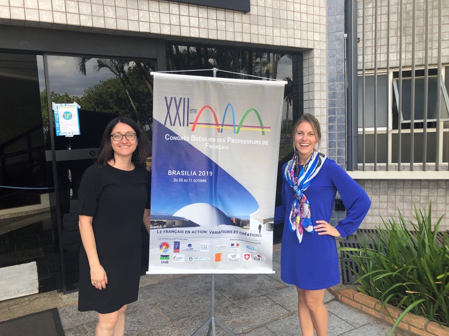 Isabelle Laurin et Caroline Richard posent fièrement à leur arrivée au XXIIe Congrès brésilien des professeurs de français.