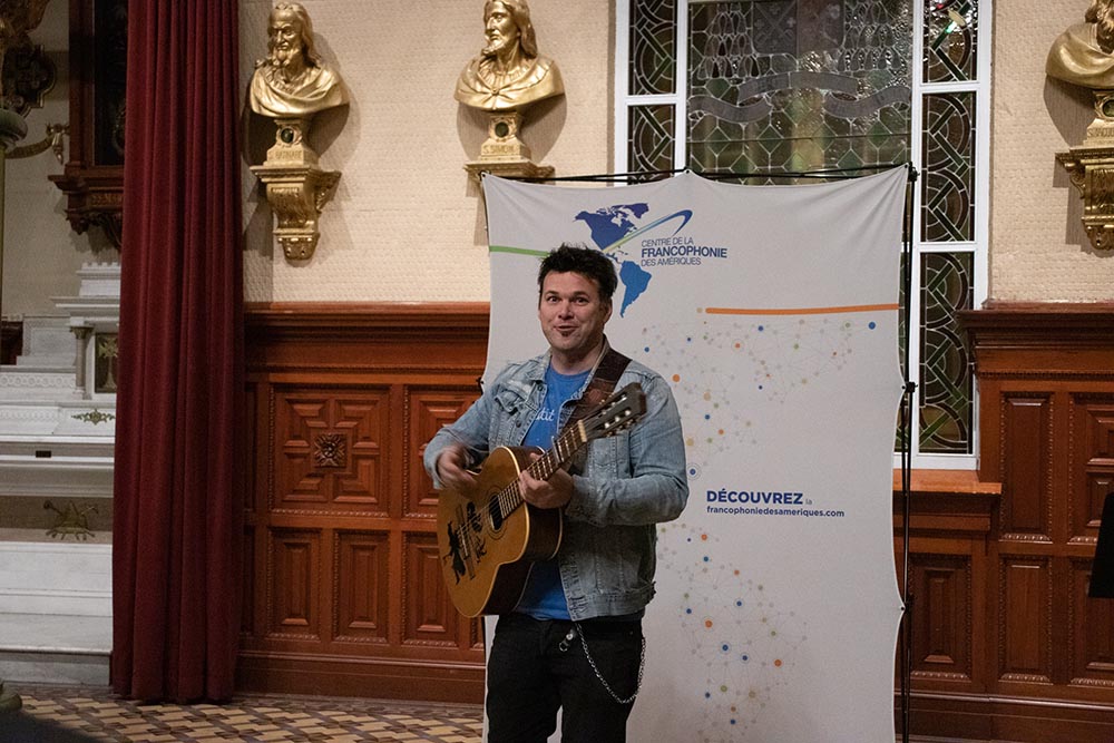 Alexandre Belliard, auteur-compositeur-interprète québécois partage ses chansons mettant en valeur des personnages marquants de l’histoire de la francophonie des Amériques.