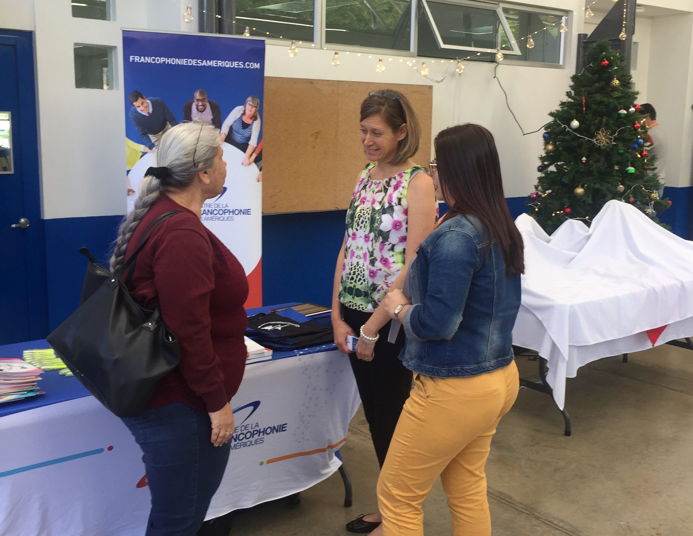 Flavie-Isabelle Hade en discussion avec Béatrice Passot d’ACOPROF et une enseignante d’une école gagnante de Slam 2019 (Santa Ana).