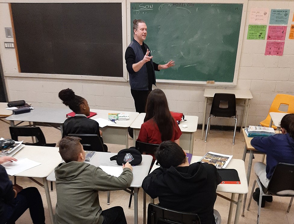 Atelier de slam donné par Mathieu Lippé, artiste de la parole et porte-parole du concours Slame tes accents, dans une commission scolaire anglophone de Montréal, la Commission scolaire Lester-B.-Pearson.