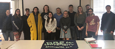 Photo de la classe de FREN 334 de Drew University : Bella, Kelly, Muriel, Daria, Theresa, Nancy, Odalys, Brianna, Tyler, Bree, Charles, Jake, Kent (2019)