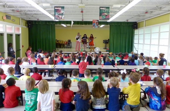 Les Hay Babies en spectacle à l’école d’immersion Myrtle Place à Lafayette