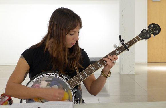 Julie Aube des Hay Babies collabore avec Justine Boulianne, chanteuse acadienne en voyage en Louisiane, et Jourdan Thibodeaux du groupe cadien Jourdan Thibodeaux et Les Rôdailleurs.