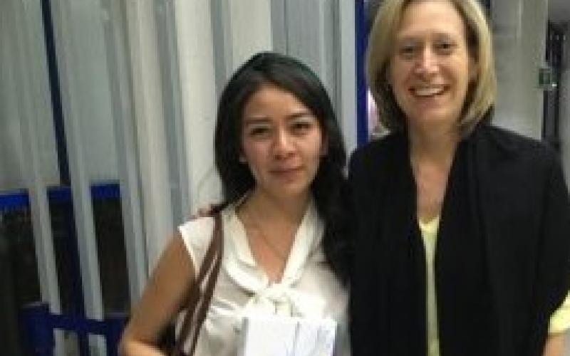 Evelyn Periañez de l'Université nationale autonome du Mexique à Mexico qui remporte une liseuse électronique.