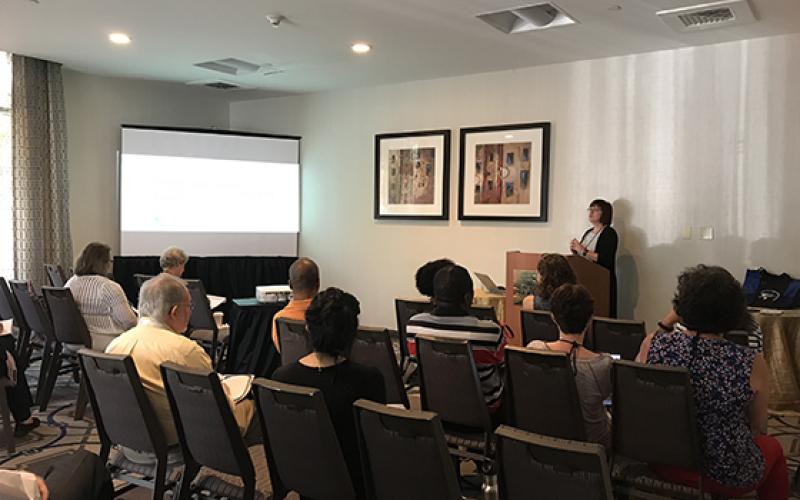 Johanne Whittom, présidente-directrice générale du Centre, présente le Centre et ses programmes aux enseignants participants au congrès de l’AATF.