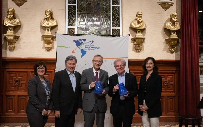 Johanne Whittom, PDG du Centre, Michel Robitaille, président du CA du Centre, et Carole Freynet-Gagné, vice-présidente du CA du Centre, en compagnie des administrateurs sortants : Clément Duhaime et Claude Pinault.