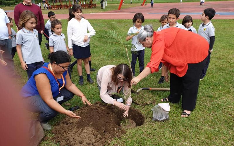 Plantation de l’arbre des 30 ans d’Acoprof au lycée franco-costaricien. Crédit photo : ACOPROF CR.