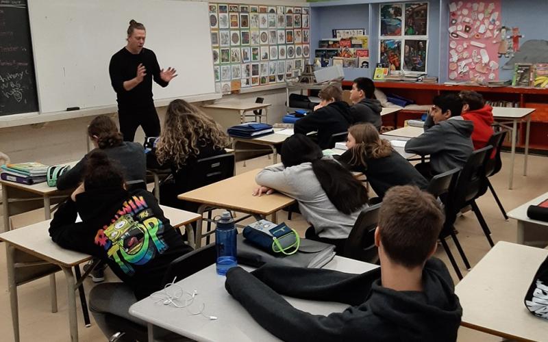 Atelier de slam donné par Mathieu Lippé, artiste de la parole et porte-parole du concours Slame tes accents, dans une commission scolaire anglophone de Montréal, la Commission scolaire Lester-B.-Pearson.