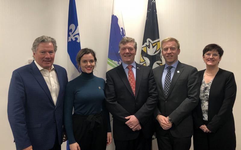 De gauche à droite : Michel Robitaille, président du conseil d'administration du Centre de la francophonie des Amériques, Sue Duguay, présidente FJCF, Benoït Pelletier, professeur titulaire à l’Université d'Ottawa et ministre de 2003 à 2008, Mathieu Lévesque, député de Chapleau et adjoint parlementaire de madame Sonia LeBel, ministre responsable des Relations canadiennes et de la Francophonie canadienne et Johanne Whittom, présidente-directrice générale du Centre de la francophonie des Amériques