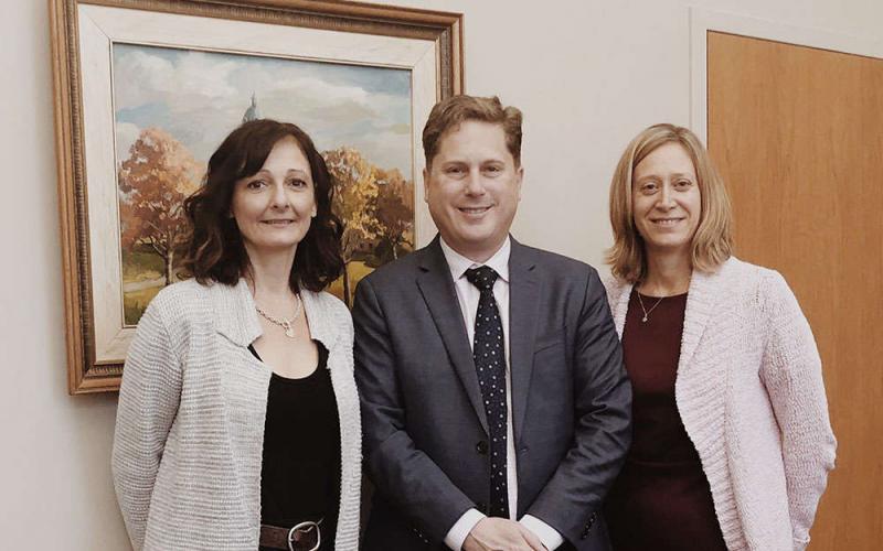 Carole Freynet-Gagné, Dorrington, vice-recteur à l’enseignement et à la recherche à l’Université de Saint-Boniface et Flavie-Isabelle Hade.