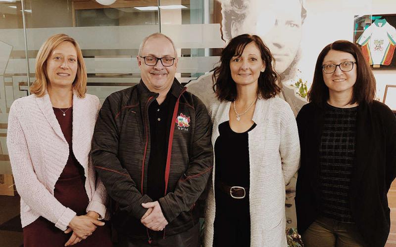 Flavie-Isabelle Hade, directrice générale adjointe; Daniel Boucher, directeur général de la Société de la francophonie manitobaine, Carole Freynet-Gagné, vice-présidente, et Isabelle Laurin, direcitrce des communications.