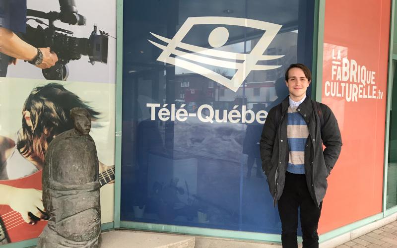 Will McGrew devant les bureaux de Télé-Québec à Québec